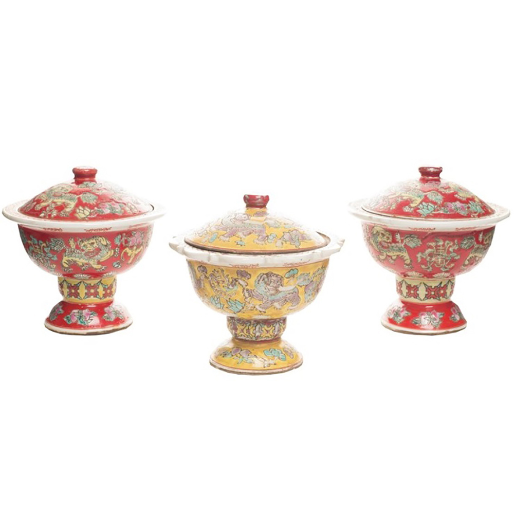 Lote de tres cuencos con tapa en porcelana china estilo Qianlong con decoración de leones Foo,