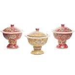 Lote de tres cuencos con tapa en porcelana china estilo Qianlong con decoración de leones Foo,