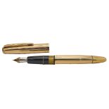 Pluma Montblanc modelo "742 Rolled Gold Masterpiece", c.1951-1956. Cuerpo y capuchón en plaqué oro