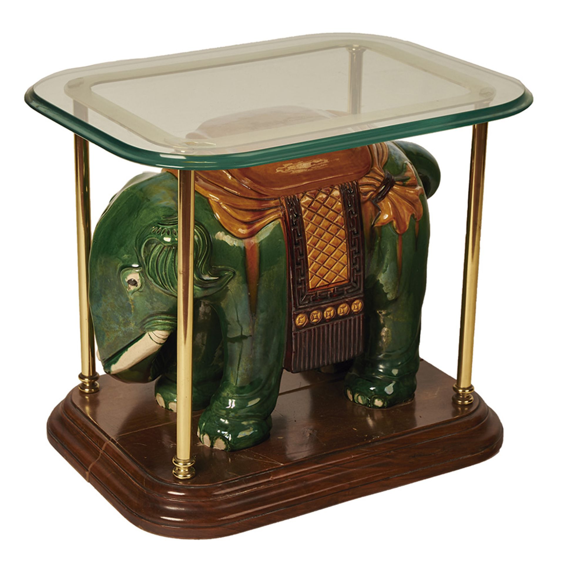 Mesa de centro con montantes en latón, sobre de cristal y repisa en madera con elefante en