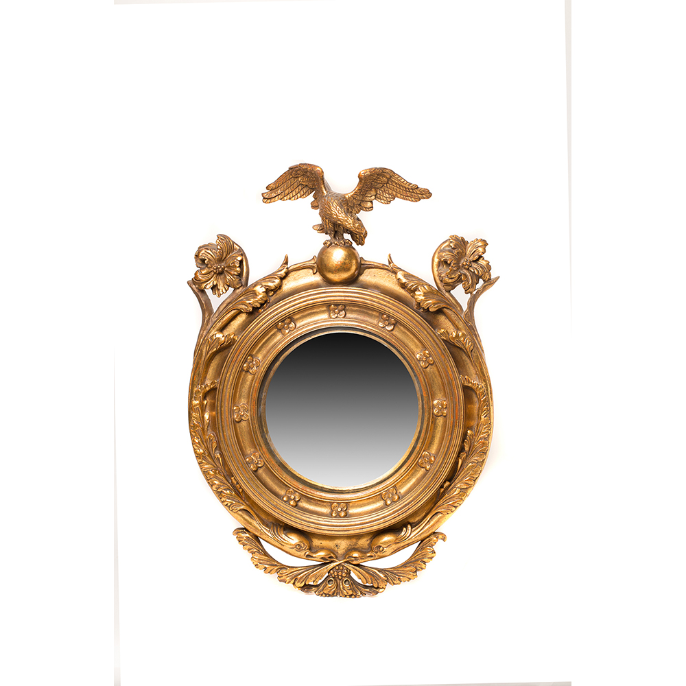Espejo estilo Regency inglés en madera tallada y dorada con decoración floral y rematado por águila,