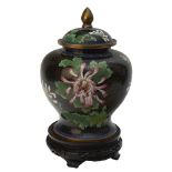 Tibor chino en metal y esmalte cloissoné con decoración floral sobre peana en madera, mediados del
