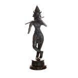 Krishna. Escultura hindú en metal patinado, segunda mitad del s.XX. 48 x 16 x 13 cm.