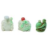 Lote de tres tabaqueras chinas en jade y piedra dura tallada con decoración floral, aves y mono,