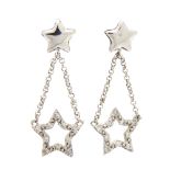 Pendientes en oro blanco con cadenitas rematadas por estrellas caladas de diamantes talla brillante.