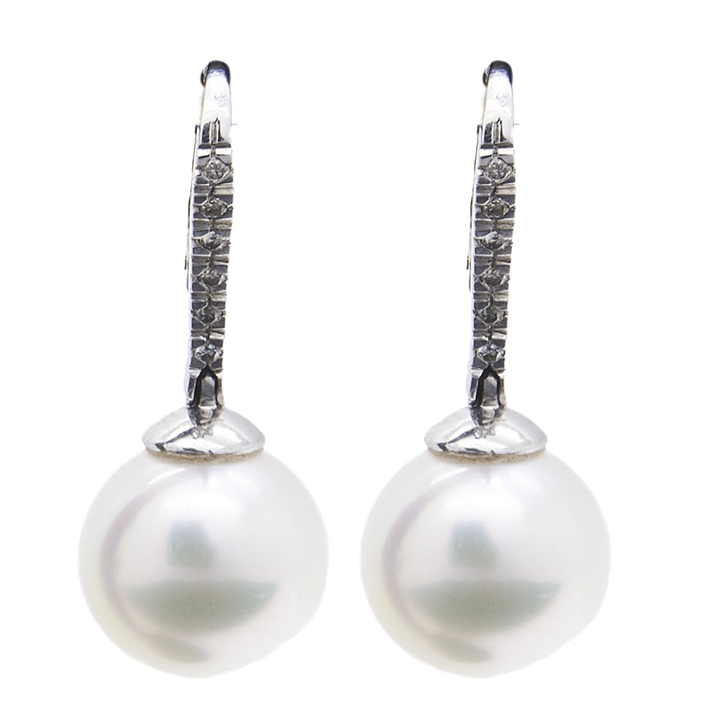 Pendientes en oro blanco con barrita de diamantes talla brillante rematada por perla de los mares