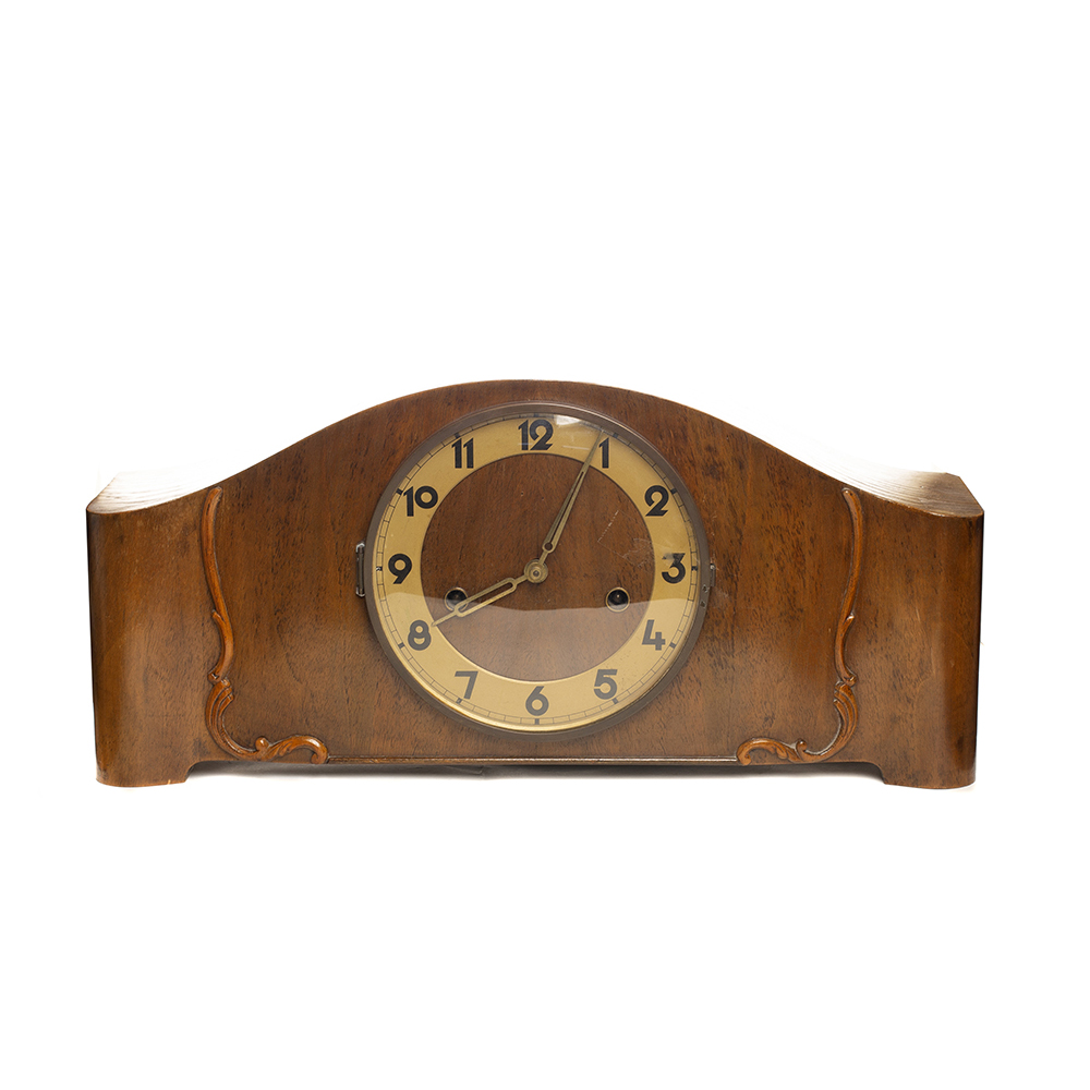 Reloj de sobremesa Art Deco en madera de roble, c.1930. Esfera con numeración arábiga. Maquinaria