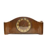 Reloj de sobremesa Art Deco en madera de roble, c.1930. Esfera con numeración arábiga. Maquinaria