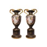 Gran pareja de jarrones en porcelana estilo Sèvres con decoración estampada de escenas dieciochescas
