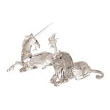 Unicornio y León. Lote de dos figuras en cristal Swarovski tallado, facetado y parcialmente mateado,