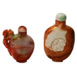 Lote de dos tabaqueras chinas en jade tallado con decoración de Buda y mono, mediados del s.XX.