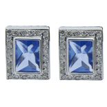 Pendientes en oro blanco con símil de topacio azul talla rectangular orlado por diamantes talla