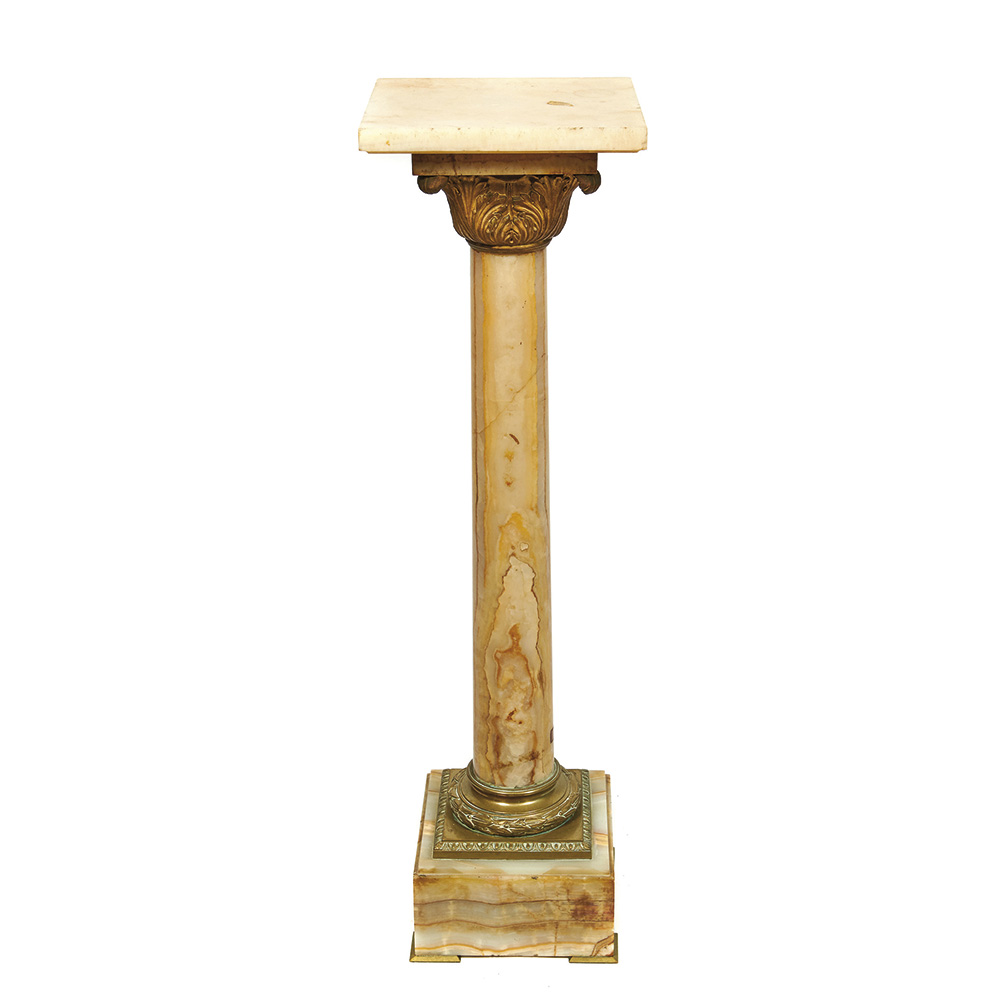 Peana columna en ónix con capitel corintio en bronce, ppios. del s.XX. 106 x 30 x 30 cm.