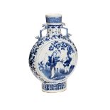Jarrón "moon-flask" en porcelana china azul y blanca con decoración de personajes y motivos