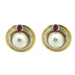 Pendientes diseño circular en oro bicolor con perla mabe central de 16 mm. y cabujón oval de rubí