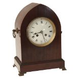 Reloj de capilla francés en madera de caoba, ppios. del s.XX. Esfera con numeración romana.
