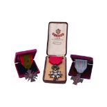 Lote de tres medallas francesas en metal, de la Legión de Honor de la República Francesa para