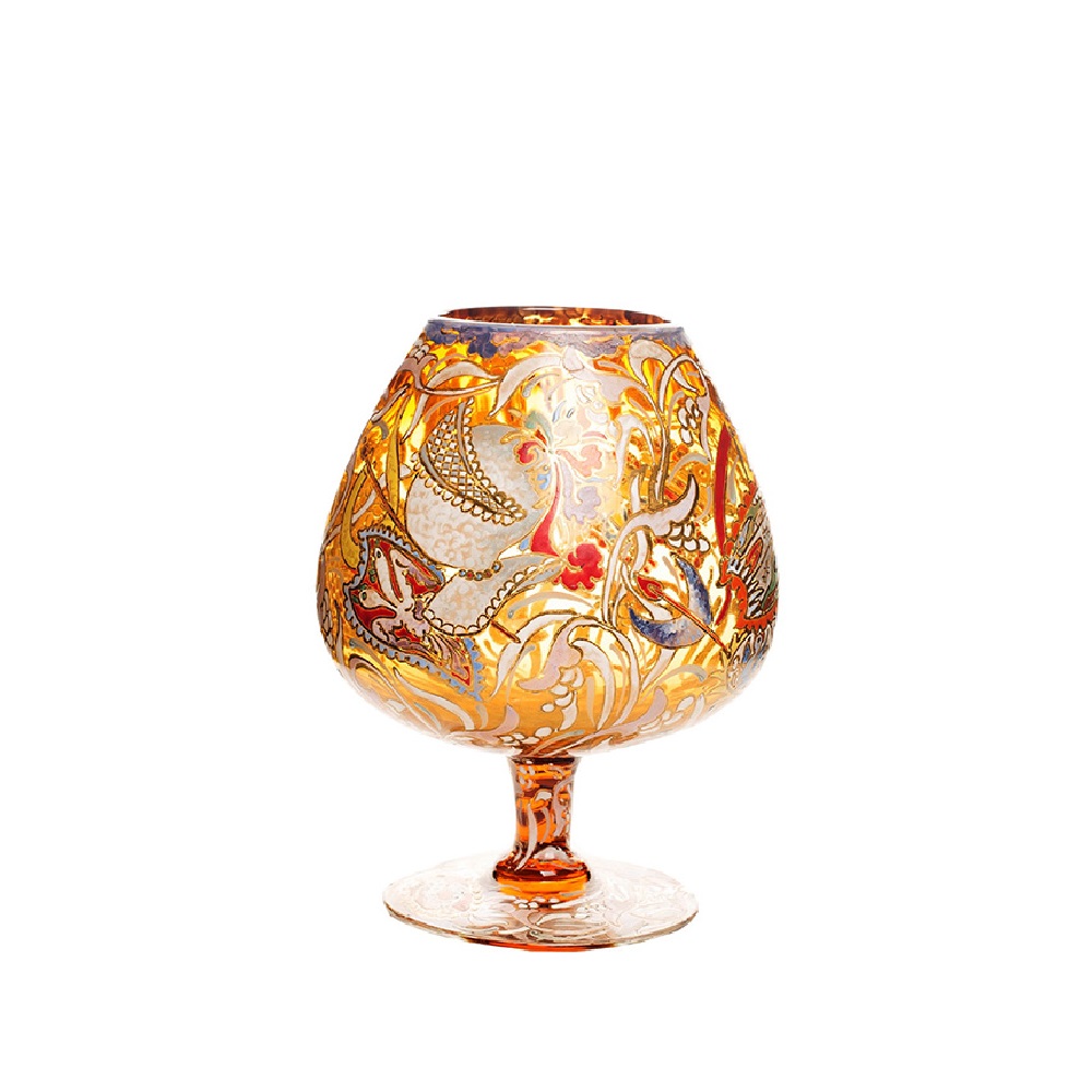 Centro diseño copa en vidrio de tonalidad ámbar esmaltado y dorado con decoración caballeresca,