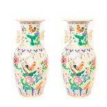 Pareja de jarrones en porcelana china Familia Rosa con decoración floral y de gallos, ppios. del s.