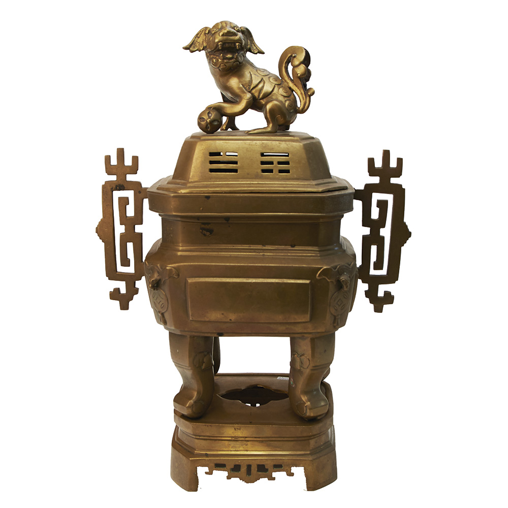 Incensario chino en bronce con pomo diseño león Foo, segunda mitad del s.XX. 43 x 31 x 16 cm.