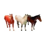 Lote de tres caballos en porcelana inglesa Beswick, mediados del s.XX. Marcas en la base. Alts.: