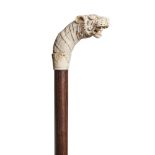 Bastón de paseo con empuñadura diseño cabeza de tigre en marfil tallado y entintado, c.1940. Vara en