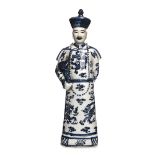 Dignatario. Figura en cerámica china esmaltada azul y blanca, fles. del s.XX. Marcas en la base.