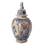 Tibor en cerámica holandesa de Delft estilo oriental con decoración floral y paisajística, fles. del