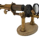 Microscopio francés en latón con base en hierro, fles. del s.XIX. 19 x 18,5 x 37 cm.