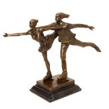 Escuela europea, fles. del s.XX. Patinadores. Grupo en bronce patinado sobre peana en mármol.