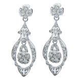 Pendientes largos diseño clásico en oro blanco con pavé de diamantes talla brillante. Peso