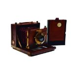Cámara fotográfica de placas con fuelle Kodak y objetivo Bausch & Lomb en madera, c.1920-1925.