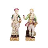 Dama y Caballero. Pareja de figuras en porcelana europea, mediados del s.XX. 48 x 16 x 16 cm. y 48 x