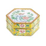 Caja china hexagonal en metal esmaltado con decoración floral y ave, primer cuarto del s.XX. 6,5 x