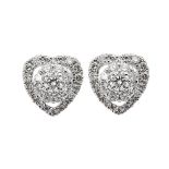 Pendientes diseño corazón en oro blanco con diamantes talla brillante engastados en garras. Peso