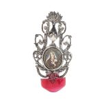 Benditera en plata española punzonada F. Roca y R. Bosch con decoración vegetal repujada y miniatura