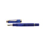 Pluma Pelikan línea Souverän, modelo "M600 Marineblue", c.2013. Cuerpo y capuchón en resina azul