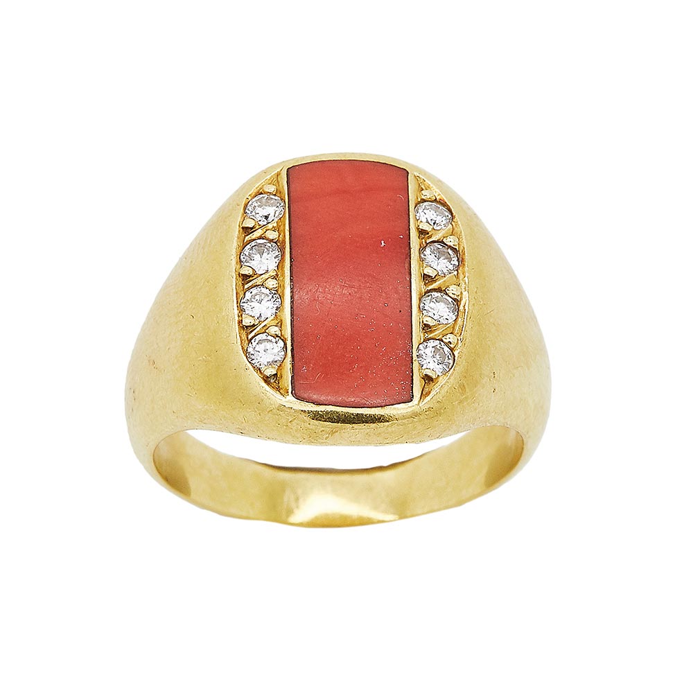 Sortija sello en oro con diamantes talla brillante y coral. Peso diamantes: 0,18 ct. aprox. Peso