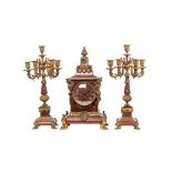 Reloj de sobremesa con guarnición de candelabros de cinco luces en mármol y bronce con decoración de
