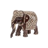 Elefante indio en madera de ébano de Macasar con incrustaciones en hueso, mediados del s.XX. 26 x 18