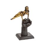 Escuela europea, fles. del s.XX. Desnudo femenino sobre puño. Escultura en bronce dorado y patinado.