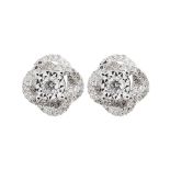 Pendientes en oro blanco con diamantes talla brillante engastados en garras. Peso diamantes: 0,23