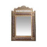 Espejo estilo árabe en madera tallada con decoración de balaustres y taracea geométrica en