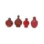 Lote de cuatro tabaqueras chinas en laca roja tallada con decoración floral, aves, personajes y