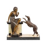 Escuela francesa, c.1930. Mujer con perro. Escultura Art Deco en calamina patinada sobre peana en