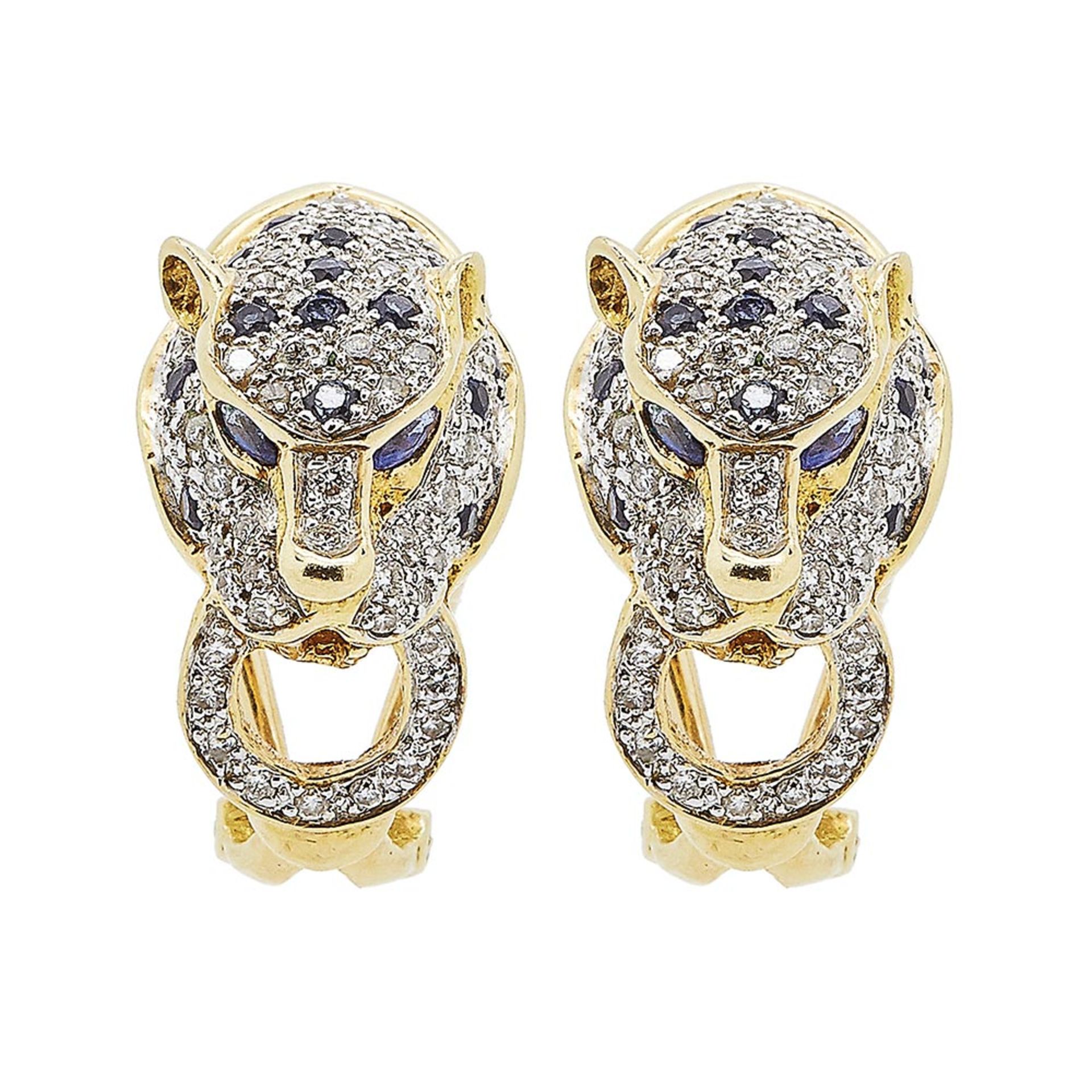Pendientes diseño pantera en oro con diamantes talla brillante y zafiros azules talla redonda.