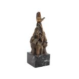 Escuela europea, s.XX. Manos. Escultura en bronce patinado sobre peana en mármol. 36,5 x 12,5 x 11,5