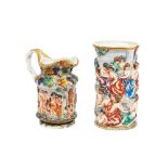 Lote de jarrón y jarra en porcelana tipo Capodimonte con decoración de fiesta báquica en relieve,