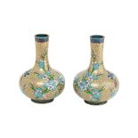 Pareja de jarrones chinos en bronce y esmalte cloisonné con decoración floral y de aves, segunda