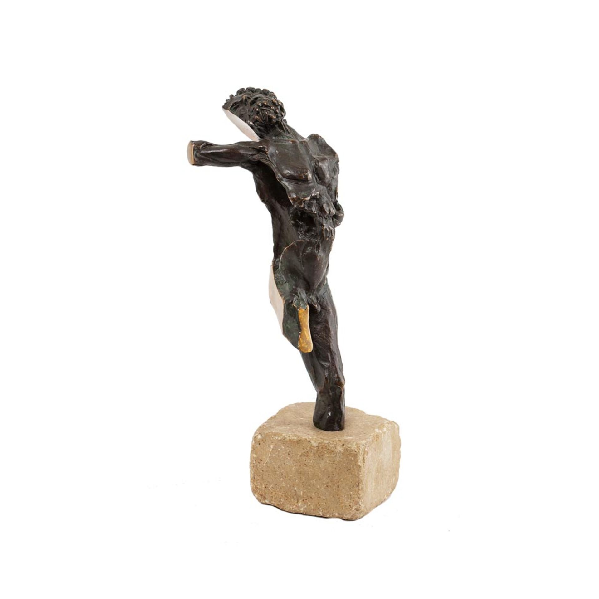 Xavier Martos (Barcelona, 1946) San Sebastián. Escultura en bronce patinado sobre peana en piedra.